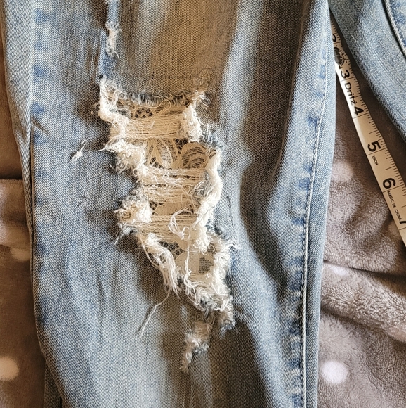 Lace detail distressing jeans - Picture 2 of 7